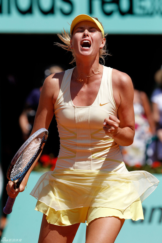 Maria Sharapova of Russia reacts during her semi-final match against Li Na of China at the French Open tennis tournament at the Roland Garros stadium in Paris June 2, 2011. [Photo/sina]