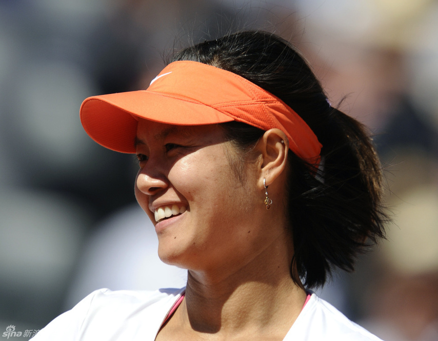 Li Na of China reacts during her semi-final match against Maria Sharapova of Russia at the French Open tennis tournament at the Roland Garros stadium in Paris June 2, 2011. [Photo/sina]