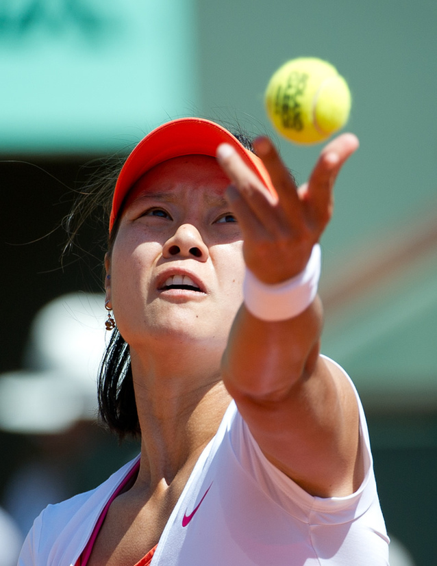 Li Na of China returns the ball to Maria Sharapova of Russia during their semi-final match at the French Open tennis tournament at the Roland Garros stadium in Paris June 2, 2011. [Photo/sina]