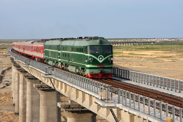 A train runs on a grand bridge of the newly opened &apos;KuiBei Railway&apos;, connecting Kuitun to Beitun in northwest China&apos;s Xinjiang Uygur Autonomous Region, June 1, 2011. The 468.5-kilometer&apos;s &apos;Kui Bei Railway&apos; has a total of 22 stations, linking some of the major cities in Xinjiang such as Altay, Tacheng and Karamay. [Xinhua]