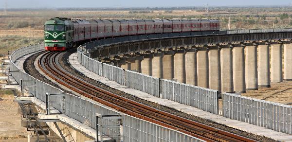 A train runs on a grand bridge of the newly opened &apos;KuiBei Railway&apos;, connecting Kuitun to Beitun in northwest China&apos;s Xinjiang Uygur Autonomous Region, June 1, 2011. The 468.5-kilometer&apos;s &apos;Kui Bei Railway&apos; has a total of 22 stations, linking some of the major cities in Xinjiang such as Altay, Tacheng and Karamay. [Xinhua] 