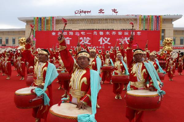 People play drums at the ceremony marking the operation of the &apos;KuiBei Railway&apos;, connecting Kuitun to Beitun in northwest China&apos;s Xinjiang Uygur Autonomous Region, June 1, 2011. The 468.5-kilometer&apos;s &apos;Kui Bei Railway&apos; has a total of 22 stations, linking some of the major cities in Xinjiang such as Altay, Tacheng and Karamay. [Xinhua]