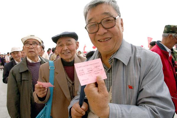 Passengers show their tickets before taking the first train on the newly opened &apos;KuiBei Railway&apos;, connecting Kuitun to Beitun in northwest China&apos;s Xinjiang Uygur Autonomous Region, June 1, 2011. The 468.5-kilometer&apos;s &apos;Kui Bei Railway&apos; has a total of 22 stations, linking some of the major cities in Xinjiang such as Altay, Tacheng and Karamay. [Xinhua]