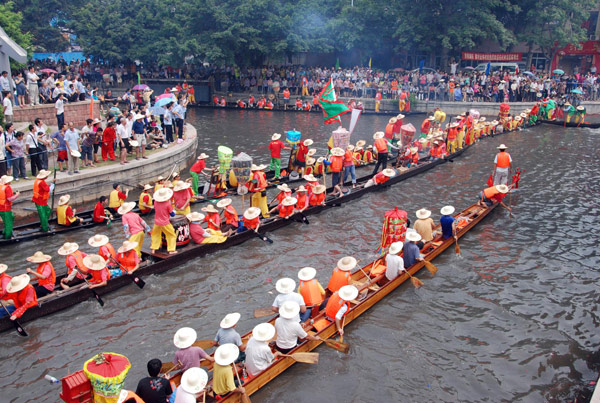 Participants prepare for a dragon boat race on a river in Zhucun village in Guangzhou, South China&apos;s Guangdong province, June 2, 2011. More than 50 dragon boats took part in the race to celebrate the upcoming Dragon Boat Festival, which falls on the fifth day of the fifth month in the Chinese lunar calendar, June 6 this year. [Xinhua] 