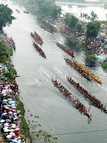 Dragon boats race on a river in Jinli township, Gaoyao city, in South China&apos;s Guangdong province, June 2, 2011. [Xinhua] 