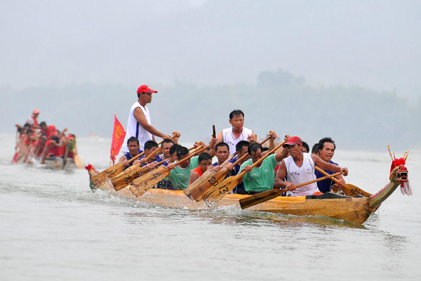 Dragon boats race on the Xunjiang river in Cangwu county, South China&apos;s Guangxi Zhuang autonomous region, June 2, 2011. [Xinhua] 