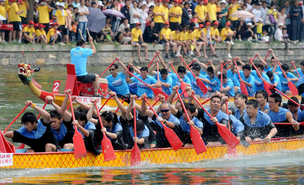 Dragon boats race on the Taierzhuang section of the Beijing-Hangzhou canal in East China&apos;s Shandong province, June 2, 2011. [Xinhua] 