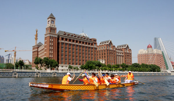 Local residents have fun rowing a boat on a river in Tianjin, June 2, 2011. [Xinhua]