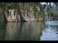 Covering an area of 110 square kilometers, Bingyu Valley is located north of Zhuanghe City, 240 kilometers from Dalian. It is labeled as 'Little Guilin' and 'Oriental Miniature Switzerland' thanks to its rugged cliffs, astonishing peaks, clear rivers, and mysterious caves. The valley is beautiful in different ways during different seasons. [溪谷笨笨/bbs.fengniao]