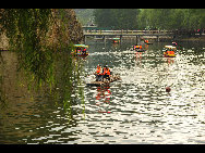Covering an area of 110 square kilometers, Bingyu Valley is located north of Zhuanghe City, 240 kilometers from Dalian. It is labeled as 'Little Guilin' and 'Oriental Miniature Switzerland' thanks to its rugged cliffs, astonishing peaks, clear rivers, and mysterious caves. The valley is beautiful in different ways during different seasons. [溪谷笨笨/bbs.fengniao]