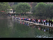 Covering an area of 110 square kilometers, Bingyu Valley is located north of Zhuanghe City, 240 kilometers from Dalian. It is labeled as 'Little Guilin' and 'Oriental Miniature Switzerland' thanks to its rugged cliffs, astonishing peaks, clear rivers, and mysterious caves. The valley is beautiful in different ways during different seasons. [溪谷笨笨/bbs.fengniao]