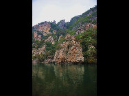 Covering an area of 110 square kilometers, Bingyu Valley is located north of Zhuanghe City, 240 kilometers from Dalian. It is labeled as 'Little Guilin' and 'Oriental Miniature Switzerland' thanks to its rugged cliffs, astonishing peaks, clear rivers, and mysterious caves. The valley is beautiful in different ways during different seasons. [溪谷笨笨/bbs.fengniao]