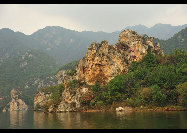 Covering an area of 110 square kilometers, Bingyu Valley is located north of Zhuanghe City, 240 kilometers from Dalian. It is labeled as 'Little Guilin' and 'Oriental Miniature Switzerland' thanks to its rugged cliffs, astonishing peaks, clear rivers, and mysterious caves. The valley is beautiful in different ways during different seasons. [溪谷笨笨/bbs.fengniao]