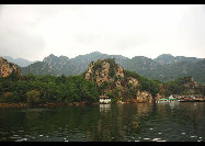 Covering an area of 110 square kilometers, Bingyu Valley is located north of Zhuanghe City, 240 kilometers from Dalian. It is labeled as 'Little Guilin' and 'Oriental Miniature Switzerland' thanks to its rugged cliffs, astonishing peaks, clear rivers, and mysterious caves. The valley is beautiful in different ways during different seasons. [溪谷笨笨/bbs.fengniao]