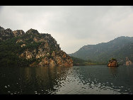 Covering an area of 110 square kilometers, Bingyu Valley is located north of Zhuanghe City, 240 kilometers from Dalian. It is labeled as 'Little Guilin' and 'Oriental Miniature Switzerland' thanks to its rugged cliffs, astonishing peaks, clear rivers, and mysterious caves. The valley is beautiful in different ways during different seasons. [溪谷笨笨/bbs.fengniao]