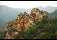 Covering an area of 110 square kilometers, Bingyu Valley is located north of Zhuanghe City, 240 kilometers from Dalian. It is labeled as 'Little Guilin' and 'Oriental Miniature Switzerland' thanks to its rugged cliffs, astonishing peaks, clear rivers, and mysterious caves. The valley is beautiful in different ways during different seasons. [溪谷笨笨/bbs.fengniao]