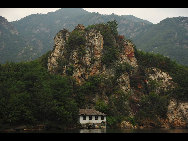Covering an area of 110 square kilometers, Bingyu Valley is located north of Zhuanghe City, 240 kilometers from Dalian. It is labeled as 'Little Guilin' and 'Oriental Miniature Switzerland' thanks to its rugged cliffs, astonishing peaks, clear rivers, and mysterious caves. The valley is beautiful in different ways during different seasons. [溪谷笨笨/bbs.fengniao]