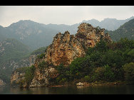 Covering an area of 110 square kilometers, Bingyu Valley is located north of Zhuanghe City, 240 kilometers from Dalian. It is labeled as 'Little Guilin' and 'Oriental Miniature Switzerland' thanks to its rugged cliffs, astonishing peaks, clear rivers, and mysterious caves. The valley is beautiful in different ways during different seasons. [溪谷笨笨/bbs.fengniao]