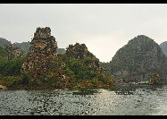 Covering an area of 110 square kilometers, Bingyu Valley is located north of Zhuanghe City, 240 kilometers from Dalian. It is labeled as 'Little Guilin' and 'Oriental Miniature Switzerland' thanks to its rugged cliffs, astonishing peaks, clear rivers, and mysterious caves. The valley is beautiful in different ways during different seasons. [溪谷笨笨/bbs.fengniao]