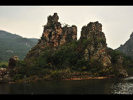 Covering an area of 110 square kilometers, Bingyu Valley is located north of Zhuanghe City, 240 kilometers from Dalian. It is labeled as 'Little Guilin' and 'Oriental Miniature Switzerland' thanks to its rugged cliffs, astonishing peaks, clear rivers, and mysterious caves. The valley is beautiful in different ways during different seasons. [溪谷笨笨/bbs.fengniao]