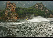 Covering an area of 110 square kilometers, Bingyu Valley is located north of Zhuanghe City, 240 kilometers from Dalian. It is labeled as 'Little Guilin' and 'Oriental Miniature Switzerland' thanks to its rugged cliffs, astonishing peaks, clear rivers, and mysterious caves. The valley is beautiful in different ways during different seasons. [溪谷笨笨/bbs.fengniao]