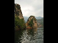 Covering an area of 110 square kilometers, Bingyu Valley is located north of Zhuanghe City, 240 kilometers from Dalian. It is labeled as 'Little Guilin' and 'Oriental Miniature Switzerland' thanks to its rugged cliffs, astonishing peaks, clear rivers, and mysterious caves. The valley is beautiful in different ways during different seasons. [溪谷笨笨/bbs.fengniao]