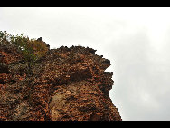 Covering an area of 110 square kilometers, Bingyu Valley is located north of Zhuanghe City, 240 kilometers from Dalian. It is labeled as 'Little Guilin' and 'Oriental Miniature Switzerland' thanks to its rugged cliffs, astonishing peaks, clear rivers, and mysterious caves. The valley is beautiful in different ways during different seasons. [溪谷笨笨/bbs.fengniao]