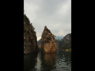 Covering an area of 110 square kilometers, Bingyu Valley is located north of Zhuanghe City, 240 kilometers from Dalian. It is labeled as 'Little Guilin' and 'Oriental Miniature Switzerland' thanks to its rugged cliffs, astonishing peaks, clear rivers, and mysterious caves. The valley is beautiful in different ways during different seasons. [溪谷笨笨/bbs.fengniao]