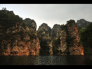 Covering an area of 110 square kilometers, Bingyu Valley is located north of Zhuanghe City, 240 kilometers from Dalian. It is labeled as 'Little Guilin' and 'Oriental Miniature Switzerland' thanks to its rugged cliffs, astonishing peaks, clear rivers, and mysterious caves. The valley is beautiful in different ways during different seasons. [溪谷笨笨/bbs.fengniao]