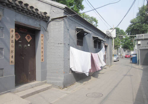 The hutong areas surrounding Chongwenmen are more authentic than some of the city's more popular, redeveloped hutong neighborhoods. [Photo:CRIENGLISH.com]