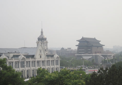 The view from a rooftop in Chi'enmen 23 overlooks the old railway station and Qianmen gate. [Photo:CRIENGLISH.com]