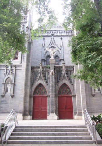 St. Michael's Catholic Church is built in the traditional Gothic style, but with a Chinese dragon head protruding between the two front doors to help drain rainwater. [Photo:CRIENGLISH.com]