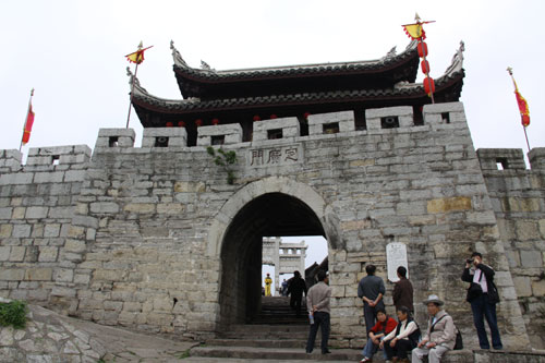 This photo shows Dingguang Gate, which was built in Ming Dynasty. The building is a jack timber structure with three-bay gable and hip roof with double eaves. It was commonly called the southern gate. [Photo: CRIENGLISH.com/ Yu Jingjing] 