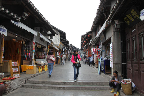 This photo shows the view of the business street of Qingyan with local shops selling handmade crafts and rose sugar candies. [Photo: CRIENGLISH.com/ Yu Jingjing] 