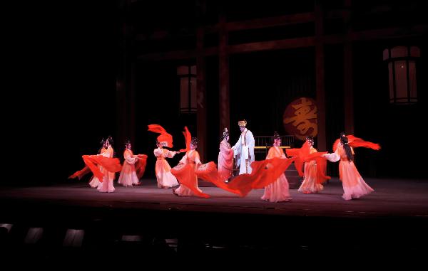 Opera players perform during a rehearsal in south China's Hong Kong, June 2, 2011. Chinese Opera Festival will be held here from June 3 and nine opera troupes will perform traditional Chinese operas during the festival.