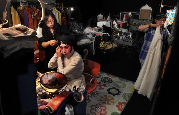 An opera player makes up before a rehearsal in south China's Hong Kong, June 2, 2011. Chinese Opera Festival will be held here from June 3 and nine opera troupes will perform traditional Chinese operas during the festival.