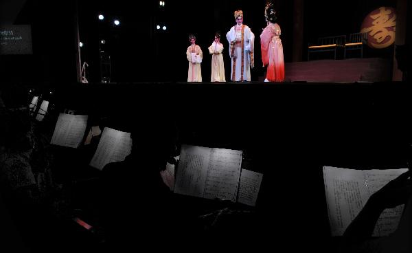 Opera players perform during a rehearsal in south China's Hong Kong, June 2, 2011. Chinese Opera Festival will be held here from June 3 and nine opera troupes will perform traditional Chinese operas during the festival. 