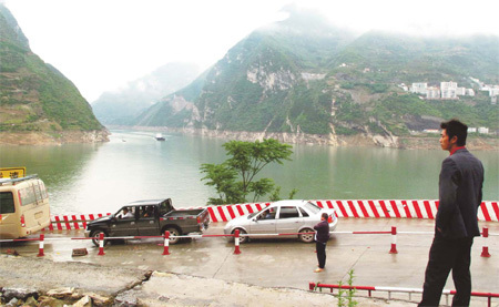 Drivers wait for ferries to take them on a 10-minute ride south from the Guizhou area in Hubei province. Maoping, the new Zigui county seat, sits at the other end of the line, less than a mile from Three Gorges Dam. [China Daily] 