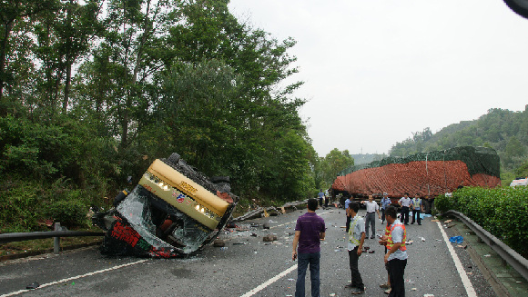 8 dead, 22 injured in south China road crash