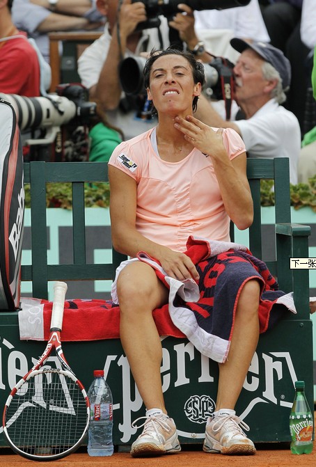 Schiavone, 30, a dark horse in last year&apos;s French Open who had eliminated Li Na in the then third round, played all out today with all her weapons, such as high-bounced serves, great volleys and spinned balls. [Xinhua]