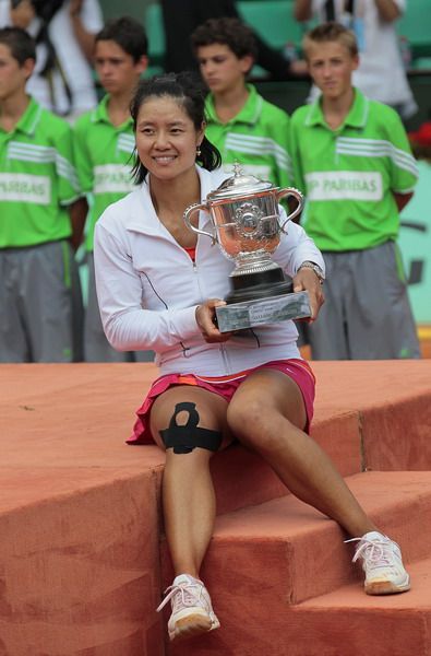 Li Na of China holds the trophy during the awarding ceremony for women's final in the French Open tennis championship at the Roland Garros stadium in Paris, June 4, 2011. Li claimed the title by defeating Francesca Schiavone of Italy with 2-0. [163.com]