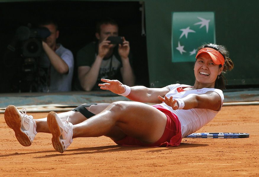 Li Na of China celebrates after the women's final against Francesca Schiavone of Italy in the French Open tennis championship at the Roland Garros stadium in Paris June 4, 2011. Li claimed the title with 2-0. [163.com]