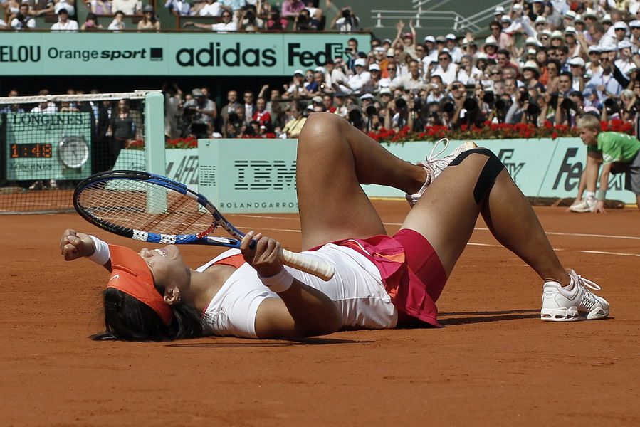 Li Na of China celebrates after the women's final against Francesca Schiavone of Italy in the French Open tennis championship at the Roland Garros stadium in Paris June 4, 2011. Li claimed the title with 2-0. [163.com]