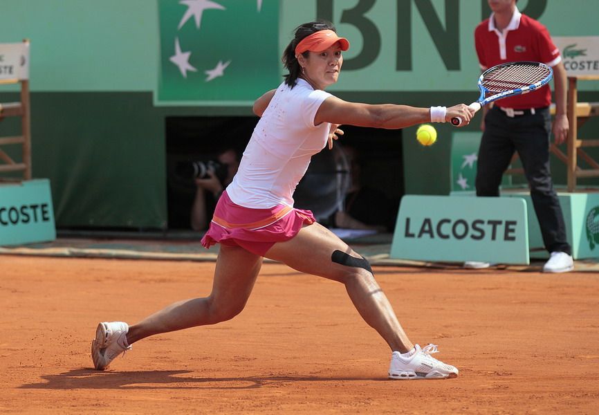 Li Na of China returns the ball to Francesca Schiavone of Italy during their women's final in the French Open tennis championship at the Roland Garros stadium in Paris, June 4, 2011. [163.com]