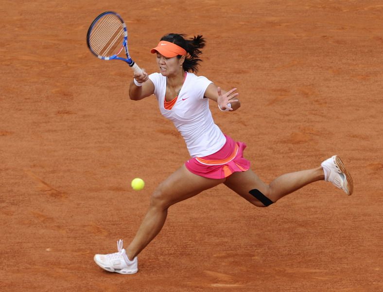 Li Na of China returns the ball to Francesca Schiavone of Italy during their women's final in the French Open tennis championship at the Roland Garros stadium in Paris, June 4, 2011. [163.com]