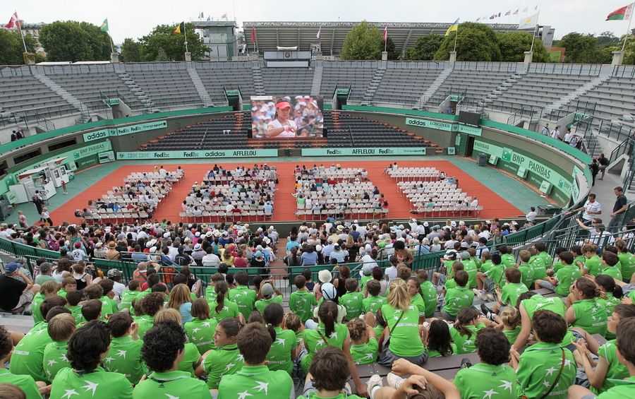 History-making Li Na claimed the first-ever grand slam women's singles title for China and Asia, beating defending champion Francesca Schiavone of Italy 6-4, 7-6 (7-0) in the French Open final at the Roland Garros stadium in Paris, June 4, 2011. [163.com]