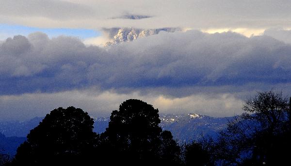 Smoke and ash billowing from Puyehue volcano is seen near Osorno city in southern Chile June 4, 2011. [Xinhua/Reuters]