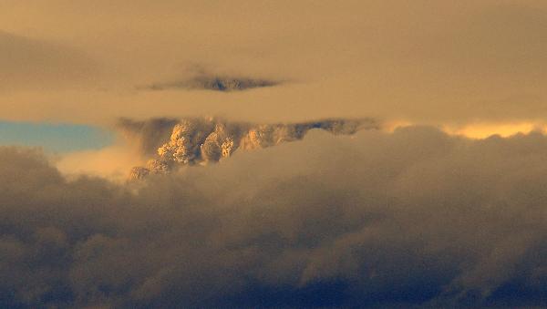 Smoke and ash billowing from Puyehue volcano is seen near Osorno city in southern Chile June 4, 2011. [Xinhua/Reuters]