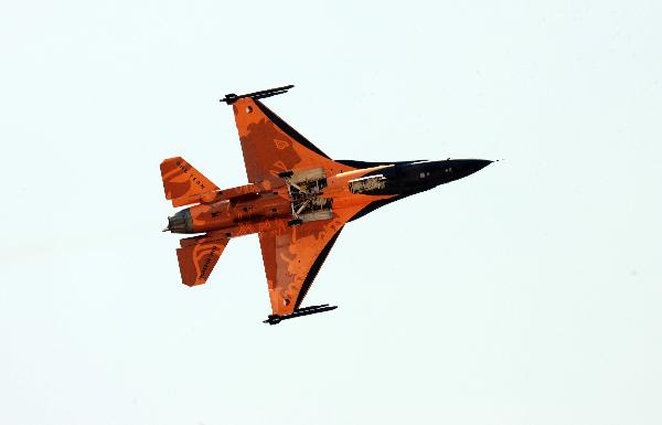 Netherlands flight F-16 preforms during acrobatic flights performance in Izmir, Turkey, on June 4, 2011. Turkey hosts big acrobatic flights in western province of Izmir on June 4 and 5, which is organized by the Turkish Air Force, marking the 100th anniversary of the establishment of the Turkish Air Force. [Ma Yan/Xinhua]