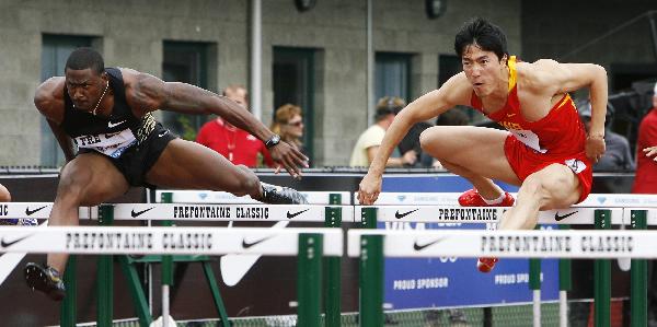 David Oliver, left, clears the last hurdle slightly ahead of Liu Xiang, from China, during the Prefontaine Classic track and field meet, Saturday, June, 4, 2011 in Eugene, Ore. Oliver won the race in 12.94 seconds, besting Liu Xiang, who took second at 13 seconds flat. [Xinhua/Reuters]
